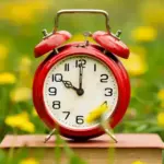 Τα ξημερώματα της Κυριακής, όταν το ρολόι δείξει 03:00, οι δείκτες θα πρέπει να μετακινηθούν μία ώρα μπροστά, ώστε να δείξουν 04:00.