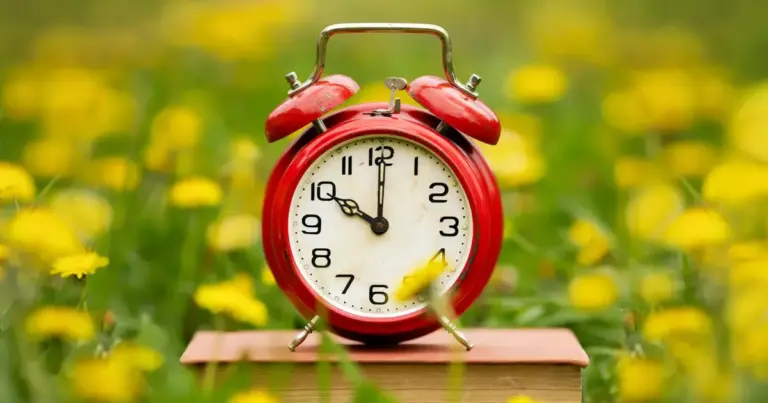 Τα ξημερώματα της Κυριακής, όταν το ρολόι δείξει 03:00, οι δείκτες θα πρέπει να μετακινηθούν μία ώρα μπροστά, ώστε να δείξουν 04:00.