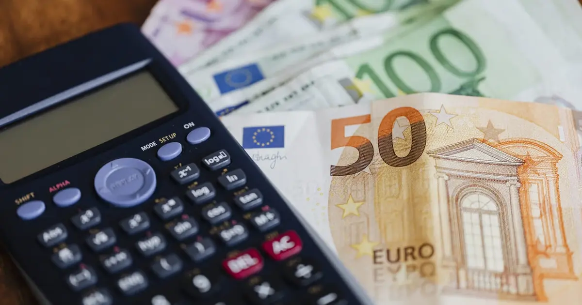 Η προσαύξηση λόγω προϋπηρεσίας (οι γνωστές τριετίες) υπολογίζεται ως ποσοστό επί του εκάστοτε βασικού μισθού.