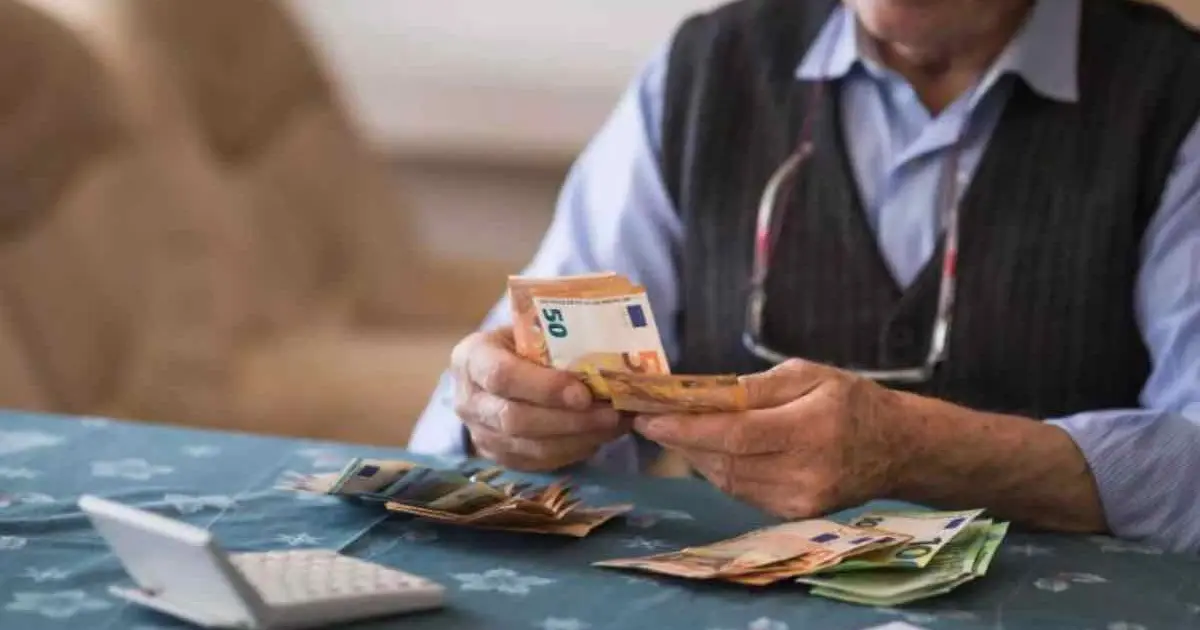 ι επικείμενες αλλαγές και οι αυξήσεις στις συντάξεις από την 1η Ιουλίου 2026 φέρνουν στο προσκήνιο δύο συγκεκριμένα σενάρια που αφορούν χιλιάδες δικαιούχους, καθώς η κυβέρνηση και το οικονομικό επιτελείο εξετάζουν την επίσπευση παρεμβάσεων που αρχικά προορίζονταν για το τέλος του έτους.