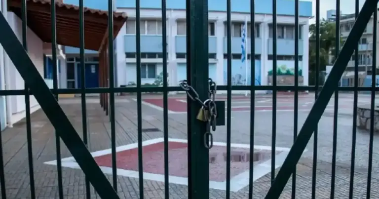 Η κατάσταση στην Αττική παραμένει ρευστή, με τις αποφάσεις για τη λειτουργία των σχολικών μονάδων να προκαλούν σύγχυση σε χιλιάδες οικογένειες.