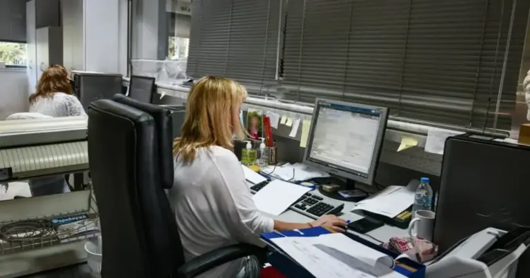 Η προκήρυξη για τις 1.500 μόνιμες θέσεις στους δήμους και τις περιφέρειες της χώρας βρίσκεται πλέον στην τελική ευθεία, με τις πληροφορίες να δείχνουν ότι η διαδικασία υποβολής των ηλεκτρονικών αιτήσεων στην πλατφόρμα του ΑΣΕΠ θα ξεκινήσει μέσα στις επόμενες εβδομάδες. Αν αναρωτιέστε για το πότε ακριβώς θα ανοίξει το σύστημα, η εκτίμηση με βάση τον τρέχοντα προγραμματισμό είναι ότι η πλατφόρμα θα υποδεχτεί τους πρώτους υποψηφίους εντός του Απριλίου, καθώς ο φάκελος της συγκεκριμένης προκήρυξης έχει ήδη «κλειδώσει» και αποσταλεί προς τελική επεξεργασία.