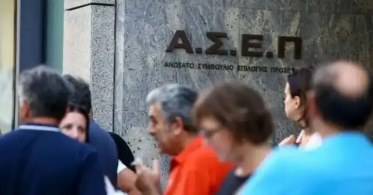 Η πραγματικότητα είναι ότι ένας σημαντικός αριθμός θέσεων, κυρίως σε εξειδικευμένες ειδικότητες ΠΕ και ΤΕ, δεν καλύφθηκε από τους επιτυχόντες του πρώτου σταδίου. Αυτό δημιουργεί ένα νέο τοπίο στις προσλήψεις, καθώς το ΑΣΕΠ υποχρεούται πλέον να βρει τρόπους να στελεχώσει τις υπηρεσίες, δίνοντας προτεραιότητα σε νέες δεξαμενές υποψηφίων και επαναλαμβάνοντας διαδικασίες με πιο ευέλικτους όρους.