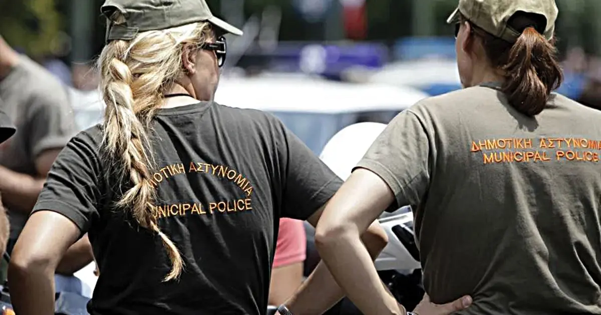 Ένα ιδιαίτερο χαρακτηριστικό αυτής της προκήρυξης είναι ότι οι προσληφθέντες δεν θα βγουν αμέσως στον δρόμο. Η Δημοτική Αστυνομία έχει πλέον αναβαθμισμένο ρόλο και οι απαιτήσεις είναι αυξημένες.