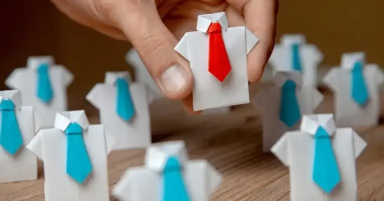 Μπορεί κάποιος που εισπράττει το τακτικό επίδομα ανεργίας να λάβει παράλληλα και κάποια άλλη οικονομική ενίσχυση από τη ΔΥΠΑ; Η απάντηση είναι θετική, αν και υπάρχουν συγκεκριμένες προϋποθέσεις και «κόκκινες γραμμές» που πρέπει να γνωρίζετε. Στην πραγματικότητα, το σύστημα παροχών της ΔΥΠΑ (πρώην ΟΑΕΔ) έχει σχεδιαστεί έτσι ώστε ορισμένες ενισχύσεις να λειτουργούν συμπληρωματικά, βοηθώντας τον άνεργο να καλύψει βασικές ανάγκες κατά τη διάρκεια της αναζήτησης εργασίας ή της κατάρτισής του.