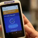 Αν αναρωτιέστε πώς ακριβώς επηρεάζει την καθημερινότητά σας η ψηφιακή κάρτα εργασίας, αν το «χτύπημα» στην είσοδο διασφαλίζει τις υπερωρίες σας ή τι συμβαίνει όταν το ωράριο μεταβάλλεται εκτός προγράμματος, οι απαντήσεις που ακολουθούν θα σας ξεκαθαρίσουν το τοπίο. Καθώς διανύουμε τις τελευταίες ημέρες του Μαρτίου, η εφαρμογή του μέτρου έχει επεκταθεί σχεδόν στο σύνολο της αγοράς και οι έλεγχοι της Επιθεώρησης Εργασίας έχουν γίνει πλέον καθημερινότητα, καθιστώντας την ορθή χρήση της κάρτας το ισχυρότερο όπλο του εργαζόμενου.