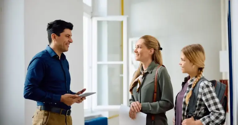 Η άδεια σχολικής παρακολούθησης είναι ένα από τα πιο σημαντικά δικαιώματα για κάθε εργαζόμενο γονέα, καθώς επιτρέπει την ενεργή συμμετοχή στην εκπαιδευτική πορεία των παιδιών χωρίς να χάνεται μεροκάματο ή να εξαντλείται η κανονική άδεια ανάπαυσης. Αν αναρωτιέστε πόσες ημέρες δικαιούστε, αν η άδεια αυτή πληρώνεται και ποιες είναι οι προϋποθέσεις για να τη λάβετε τώρα, η απάντηση είναι ξεκάθαρη: κάθε γονέας παιδιού έως 18 ετών που φοιτά στην πρωτοβάθμια ή δευτεροβάθμια εκπαίδευση δικαιούται ορισμένες ημέρες απουσίας τον χρόνο, οι οποίες μάλιστα αμείβονται κανονικά.