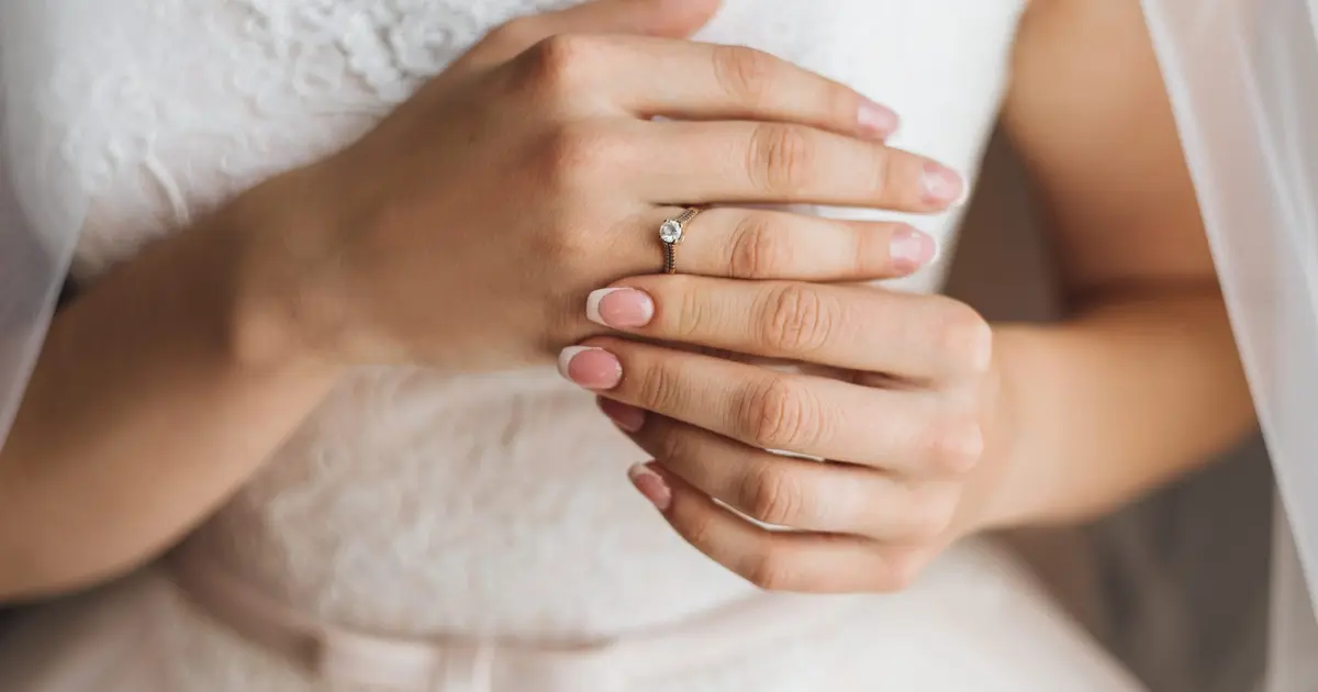 Η άδεια γάμου αποτελεί ένα από τα βασικότερα δικαιώματα κάθε εργαζομένου στον ιδιωτικό τομέα, προσφέροντας 6 εργάσιμες ημέρες με πλήρεις αποδοχές για όσους απασχολούνται με εξαήμερο και 5 εργάσιμες ημέρες για όσους εργάζονται με πενθήμερο.