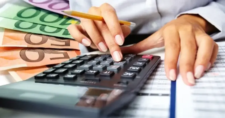 Η απασχόληση εκτός έδρας, η μετακίνηση δηλαδή ενός εργαζομένου μακριά από τη μόνιμη βάση του για τις ανάγκες της επιχείρησης, συνεπάγεται συγκεκριμένες πρόσθετες αποδοχές, αποζημιώσεις και καλύψεις εξόδων που ορίζονται αυστηρά από την εργατική νομοθεσία. Αν αναρωτιέστε τι δικαιούστε όταν ο εργοδότης σάς ζητά να ταξιδέψετε ή αν είστε επιχείρηση που θέλει να είναι τυπική με τις υποχρεώσεις της, η απάντηση κρύβεται στον συνδυασμό της αποζημίωσης για διανυκτέρευση, της κάλυψης των οδοιπορικών εξόδων και της προσαύξησης του ημερομισθίου.