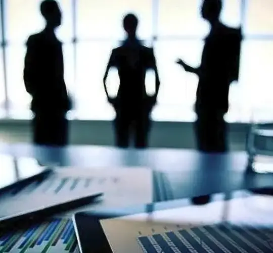 Αν διαπιστώσατε ότι ο εργοδότης σας αρνείται να αναγνωρίσει την προϋπηρεσία σας και δεν καταβάλλει τα αντίστοιχα ένσημα για την τριετία που δικαιούστε, το πρώτο πράγμα που πρέπει να γνωρίζετε είναι ότι η διαδικασία αυτή δεν είναι προαιρετική για την επιχείρηση, αλλά μια θεσμοθετημένη υποχρέωση που επανήλθε σε ισχύ από την 1η Ιανουαρίου 2024. Η μη καταβολή των ενσήμων και η μη προσαρμογή του μισθού σας βάσει των τριετιών αποτελεί παράβαση της εργατικής νομοθεσίας και έχετε κάθε νόμιμο δικαίωμα να διεκδικήσετε τα δεδουλευμένα σας.