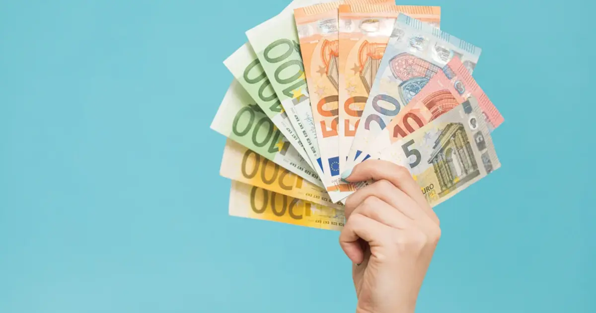 Το δώρο Πάσχα 2026 πρέπει να καταβληθεί στους δικαιούχους του ιδιωτικού τομέα το αργότερο μέχρι τη Μεγάλη Τετάρτη, 8 Απριλίου 2026, ενώ ο υπολογισμός του αφορά την εργασιακή χρονική περίοδο από την 1η Ιανουαρίου έως και τις 30 Απριλίου.