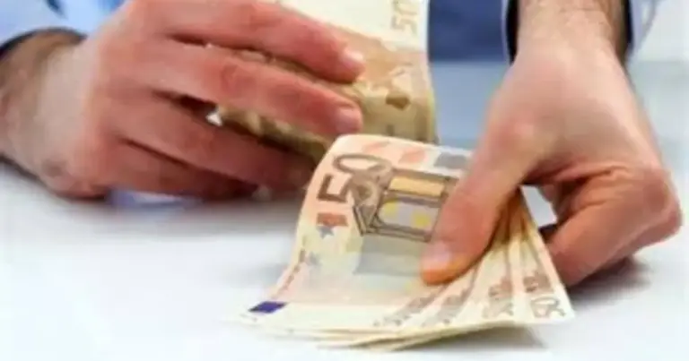 Με την εφαρμογή των νέων διατάξεων, ο υπολογισμός των δώρων παύει να είναι μια στατική διαδικασία. Πλέον, η διασύνδεση των συστημάτων και η αυστηρή τήρηση του ωραρίου μέσω της Ψηφιακής Κάρτας Εργασίας αλλάζουν τα δεδομένα για το τι θεωρείται «τακτική αποδοχή» – τον βασικό παράγοντα δηλαδή που καθορίζει το ύψος των επιδομάτων σας.