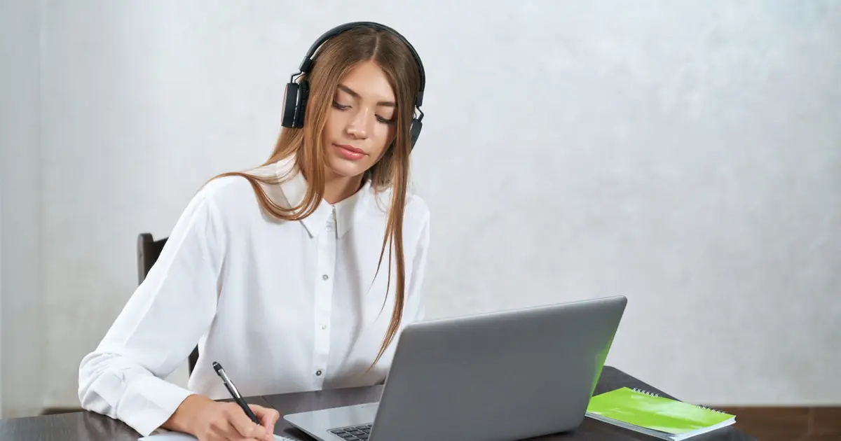 Τα δωρεάν σεμινάρια για ανέργους με πιστοποίηση στις πράσινες δεξιότητες αποτελούν αυτή τη στιγμή την πιο άμεση διέξοδο για χιλιάδες εγγεγραμμένους στο μητρώο της ΔΥΠΑ που επιθυμούν να αναβαθμίσουν το βιογραφικό τους, να λάβουν εκπαιδευτικό επίδομα έως 400 ευρώ και να αποκτήσουν εφόδια σε έναν τομέα που παρουσιάζει τη μεγαλύτερη ζήτηση στην αγορά εργασίας. Αν είστε άνεργος και ψάχνετε τρόπο να επιστρέψετε στην απασχόληση με αξιώσεις, η συμμετοχή στα προγράμματα "πράσινης" ανάπτυξης δεν είναι απλώς μια επιλογή επιμόρφωσης, αλλά ένα στρατηγικό πλεονέκτημα που συνδυάζει οικονομική στήριξη και εξειδίκευση. Σήμερα, 31 Μαρτίου 2026, οι αιτήσεις παραμένουν ανοιχτές για συγκεκριμένες κατηγορίες και περιοχές, καθιστώντας την τρέχουσα περίοδο ιδανική για να εξασφαλίσετε τη θέση σας.