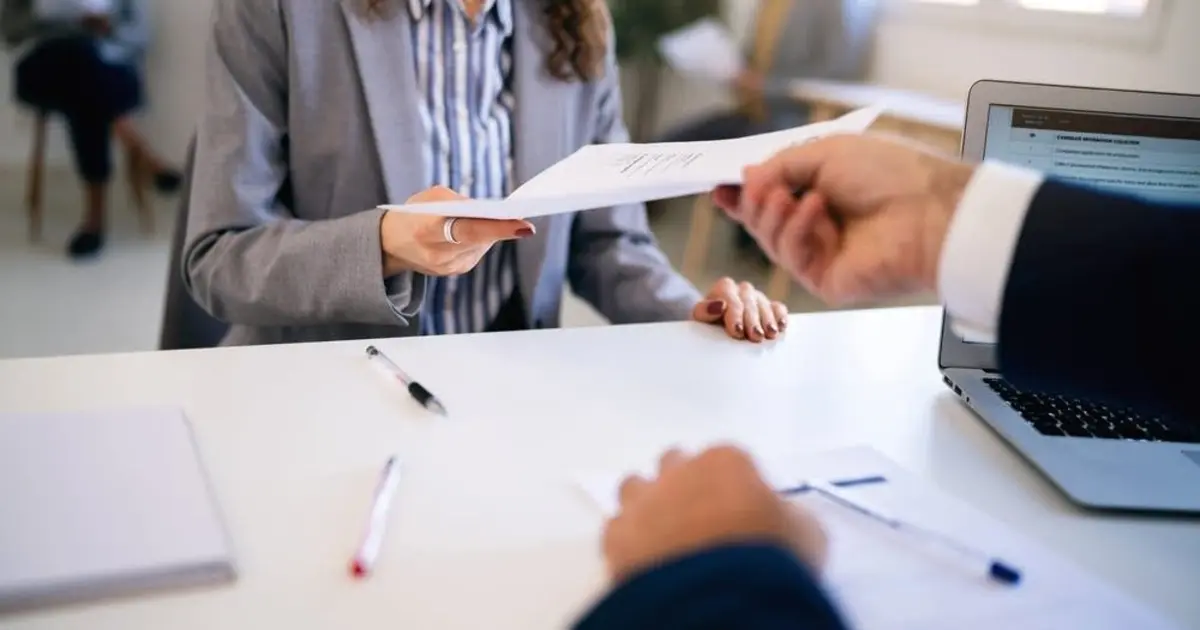 Η αντίστροφη μέτρηση για την έναρξη του νέου μεγάλου προγράμματος της ΔΥΠΑ ξεκίνησε, προσφέροντας 5.000 νέες θέσεις εργασίας σε ανέργους με απολαβές που μπορούν να αγγίξουν τα 1.100 ευρώ μικτά. Αν αναζητάτε μια σταθερή ευκαιρία απασχόλησης στον ιδιωτικό τομέα με επιδότηση που καλύπτει σημαντικό μέρος του μισθολογικού κόστους, οι πληροφορίες που ακολουθούν είναι το «κλειδί» για να προλάβετε τις αιτήσεις, καθώς η ζήτηση αναμένεται να είναι εξαιρετικά υψηλή.