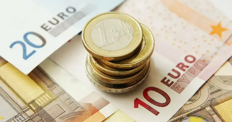 Σήμερα, Τρίτη 31 Μαρτίου 2026, ολοκληρώνεται ο κύκλος των πληρωμών για τον μήνα από τη ΔΥΠΑ και τον ΟΠΕΚΑ, με χιλιάδες δικαιούχους να βλέπουν στους λογαριασμούς τους το επίδομα ανεργίας, την πρώτη δόση του επιδόματος παιδιού Α21 για το νέο έτος, καθώς και μια σειρά από προνοιακά βοηθήματα που καταβάλλονται παραδοσιακά την τελευταία εργάσιμη ημέρα κάθε μήνα. Αν περιμένετε κάποια πίστωση, είναι η στιγμή να ελέγξετε το e-banking σας, καθώς οι ροές των χρημάτων έχουν ξεκινήσει από χθες το απόγευμα και αναμένεται να ολοκληρωθούν έως το βράδυ για το σύνολο των δικαιούχων.
