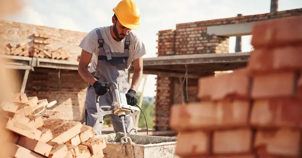 ΔΥΠΑ: Πότε ξεκινούν οι πληρωμές για το εποχικό βοήθημα στους οικοδόμους