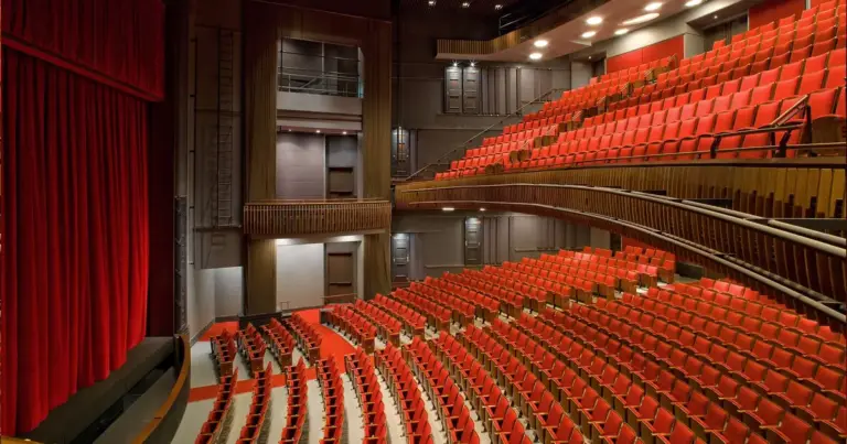 Η εξασφάλιση της κάρτας πολιτισμού της ΔΥΠΑ (πρώην ΟΑΕΔ) επιτρέπει σε χιλιάδες ανέργους και εργαζόμενους με συγκεκριμένα εισοδηματικά κριτήρια να παρακολουθήσουν δωρεάν θεατρικές παραστάσεις, προσφέροντας άμεση πρόσβαση σε ποιοτική ψυχαγωγία χωρίς κανένα κόστος. Αν αναρωτιέστε πώς θα εκδώσετε την επιταγή θεάματος ή πώς θα ενεργοποιήσετε τα vouchers για τη νέα σεζόν, η διαδικασία είναι απλή, αρκεί να γνωρίζετε τα βήματα στην ψηφιακή πλατφόρμα και τις προθεσμίες που τρέχουν. Το ενδιαφέρον για τις πολιτιστικές δράσεις κορυφώνεται, καθώς πολλές παραστάσεις ολοκληρώνουν τον κύκλο τους και οι δικαιούχοι σπεύδουν να εξαργυρώσουν τις επιταγές που έχουν στα χέρια τους.