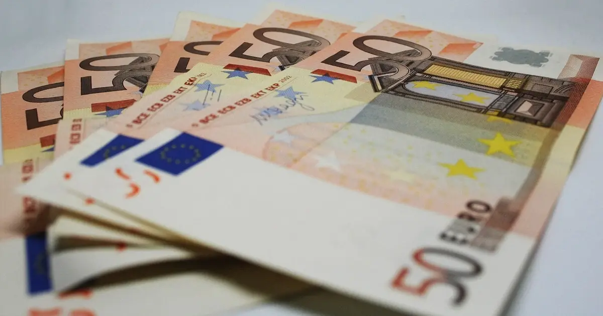 Το βοήθημα των 1.000 ευρώ της ΔΥΠΑ για την κατάρτιση σε πράσινες δεξιότητες είναι πλέον διαθέσιμο για χιλιάδες ανέργους που θέλουν να ενισχύσουν το βιογραφικό τους και να εισπράξουν το εκπαιδευτικό επίδομα. Αν αναρωτιέστε πώς θα κάνετε την αίτηση, ποια είναι τα κριτήρια και πότε θα μπουν τα χρήματα στον λογαριασμό σας, έχετε έρθει στο σωστό σημείο.