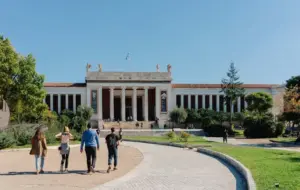 Το μεγαλύτερο μουσείο της χώρας διαθέτει περισσότερα από 11.000 εκθέματα. Είναι η ευκαιρία σας να δείτε από κοντά τον Μηχανισμό των Αντικυθήρων, τη χρυσή προσωπίδα του Αγαμέμνονα και την εντυπωσιακή Σφίγγα-φύλακα των επιτύμβιων μνημείων.