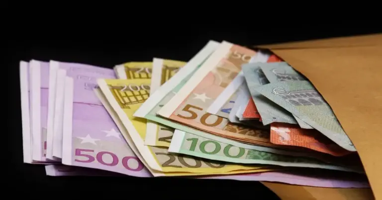 Η νέα τροπολογία για την Εισφορά Αλληλεγγύης Συνταξιούχων (ΕΑΣ) έρχεται να δώσει οριστική λύση στην «παγίδα» που στερούσε τις αυξήσεις από χιλιάδες δικαιούχους, εξασφαλίζοντας ότι το καθαρό ποσό της σύνταξης δεν θα μειώνεται πλέον μετά την επιβολή των κρατήσεων.