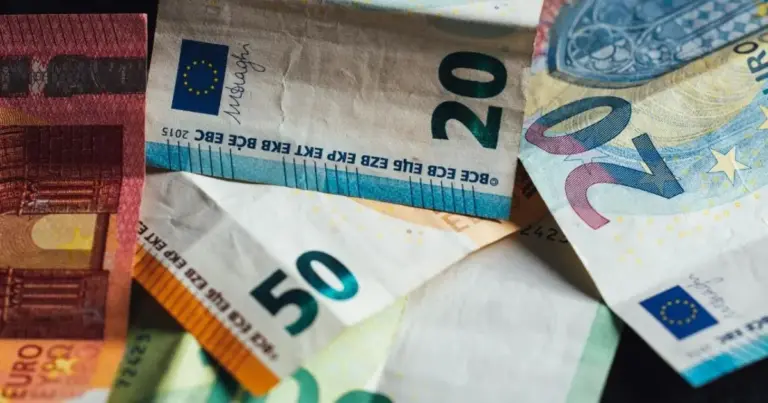 Το ερώτημα που απασχολεί χιλιάδες συμπολίτες μας αυτή τη στιγμή είναι ένα: Ποια είναι τα νέα εισοδηματικά κριτήρια για το επίδομα μακροχρονίως ανέργων το 2026 και πώς διαμορφώνονται οι προϋποθέσεις μετά τις πρόσφατες αλλαγές; Αν ανήκετε στην κατηγορία των ανέργων που έχουν εξαντλήσει τη δωδεκάμηνη τακτική επιδότηση και αναζητάτε τη συνέχεια της στήριξης από τη ΔΥΠΑ, είναι απαραίτητο να γνωρίζετε ότι το τοπίο έχει γίνει πιο συγκεκριμένο, με αυστηρές αλλά ξεκάθαρες γραμμές που αφορούν το φορολογητέο εισόδημα και την οικογενειακή κατάσταση. Σήμερα, 23 Μαρτίου 2026, οι αιτήσεις εξετάζονται με βάση τα νέα δεδομένα που προέκυψαν από τη σύγκλιση των επιδομάτων και την ψηφιοποίηση των διαδικασιών.