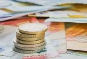 Μετά το «ξεπάγωμα» που τέθηκε σε ισχύ από την 1η Ιανουαρίου 2024, χιλιάδες εργαζόμενοι στον ιδιωτικό τομέα αναρωτιούνται πότε θα δουν την πρώτη αύξηση στον λογαριασμό τους, πώς υπολογίζονται τα ένσημα του παρελθόντος και τι πρέπει να κάνουν αν ο εργοδότης αρνείται να αναγνωρίσει την προϋπηρεσία τους.