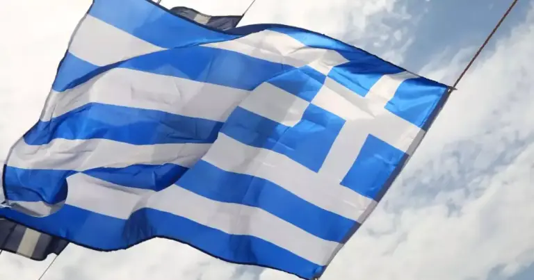 Η 25η Μαρτίου είναι από τον νόμο υποχρεωτική αργία. Αυτό πρακτικά σημαίνει ότι απαγορεύεται η απασχόληση των εργαζομένων και η λειτουργία των επιχειρήσεων, εκτός από εκείνες που νόμιμα λειτουργούν τις Κυριακές και τις αργίες (όπως η εστίαση, τα ξενοδοχεία, οι συγκοινωνίες και τα νοσοκομεία).