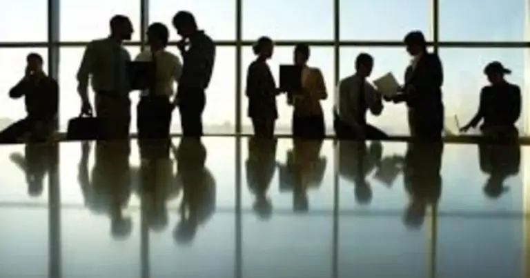 Οι αλλαγές που φέρνει το 2026 στην καθημερινότητά μας στον χώρο εργασίας δεν είναι πλέον θεωρητικές συζητήσεις, αλλά εφαρμοσμένες πολιτικές που επηρεάζουν άμεσα τον μισθό, τον ελεύθερο χρόνο και τα δικαιώματά μας.