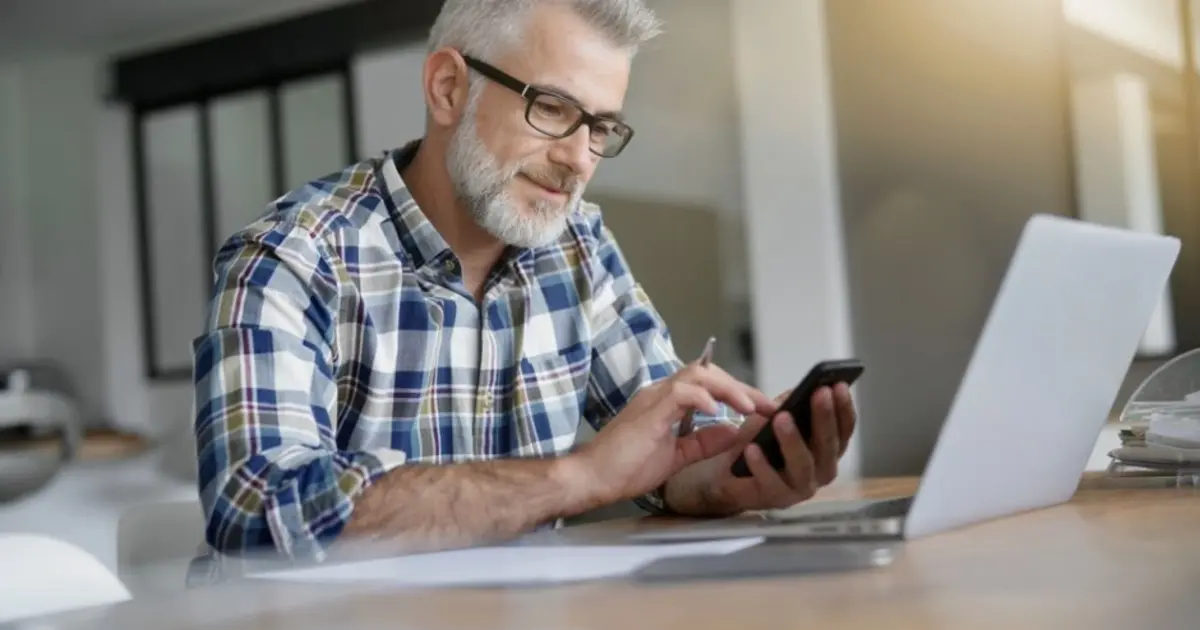 Οι εργαζόμενοι συνταξιούχοι δεν υπόκεινται πλέον σε καμία περικοπή της σύνταξής τους, καθώς το παλιό πέναλτι του 30% έχει καταργηθεί οριστικά και αντικατασταθεί από έναν ειδικό πόρο υπέρ e-ΕΦΚΑ, ο οποίος υπολογίζεται αποκλειστικά επί των αποδοχών από την εργασία τους.
