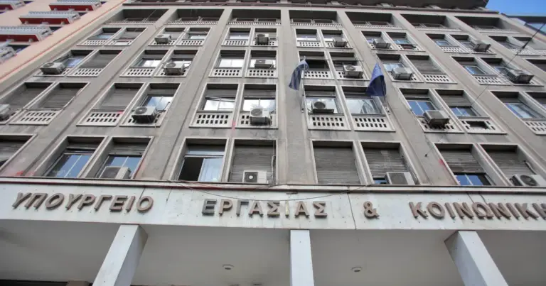 Οι Συλλογικές Συμβάσεις Εργασίας (ΣΣΕ) έρχονται να διορθώσουν αυτή την αδικία. Η ισχύς τους υπερβαίνει τον ατομικό μισθό, καθώς ρυθμίζουν: