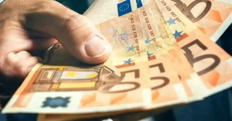 Οι ειδικότητες που βλέπουν τις μεγαλύτερες αυξήσεις στους μισθούς τους αυτόν τον Μάρτιο επικεντρώνονται κυρίως στον κλάδο της πληροφορικής, των logistics, των κατασκευών και της ενέργειας, με τις αναπροσαρμογές να κυμαίνονται από 5% έως και 12% σε συγκεκριμένες θέσεις ευθύνης. Η αγορά εργασίας αυτή τη στιγμή δεν κινείται απλώς από την υποχρεωτική άνοδο του κατώτατου μισθού που συζητείται έντονα, αλλά από μια πραγματική «μάχη» των επιχειρήσεων να κρατήσουν στελέχη που διαθέτουν εξειδικευμένες δεξιότητες.