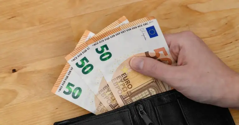 Η μεταβολή αυτή φέρνει ανακατατάξεις στο μισθολογικό κόστος, καθώς η αύξηση «συμπαρασύρει» μια σειρά από επιδόματα, αλλά και τις τριετίες που έχουν ξεπαγώσει από την αρχή του έτους
