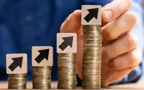 Το κρίσιμο ερώτημα που απασχολεί χιλιάδες εργαζόμενους στον ιδιωτικό τομέα αυτή τη στιγμή είναι ένα: Πόσα παραπάνω χρήματα θα μπουν στην τσέπη μου με τη νέα αύξηση του κατώτατου μισθού που τίθεται σε ισχύ από την 1η Απριλίου; Η απάντηση δεν είναι μια απλή πρόσθεση, καθώς η μεταβολή αυτή συμπαρασύρει μια σειρά από επιδόματα, τις τριετίες που "ξεπάγωσαν" πρόσφατα, αλλά και τις κρατήσεις που διαμορφώνουν το τελικό καθαρό ποσό.