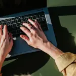 Αν αναρωτιέστε πώς η τηλεεργασία επηρεάζει τον τραπεζικό σας λογαριασμό και ποια νέα επιδόματα δικαιούστε να διεκδικήσετε από τον εργοδότη σας φέτος, η απάντηση κρύβεται στις πρόσφατες αλλαγές της νομοθεσίας και στις νέες συλλογικές συμβάσεις που υπογράφονται αυτή την περίοδο. Η εξ αποστάσεως εργασία δεν είναι πια μια έκτακτη λύση, αλλά ένα σταθερό μοντέλο απασχόλησης που αναδιαμορφώνει πλήρως το τοπίο των αμοιβών στον ιδιωτικό τομέα, φέρνοντας στο προσκήνιο παροχές που μέχρι πριν λίγα χρόνια φάνταζαν αδιανόητες.