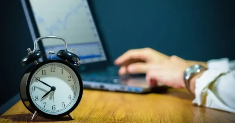 Οι ανατροπές που φέρνει το νέο νομοσχέδιο για τις υπερωρίες στον ιδιωτικό τομέα αγγίζουν τον πυρήνα της καθημερινότητας χιλιάδων εργαζομένων, καθώς επανακαθορίζουν τα όρια της επιπλέον απασχόλησης, τις αμοιβές, αλλά και τον τρόπο με τον οποίο αυτές καταγράφονται ψηφιακά. Αν αναρωτιέστε πώς θα επηρεαστεί ο μισθός σας ή πόσες ώρες επιπλέον μπορείτε πλέον να εργάζεστε νόμιμα, οι νέες διατάξεις ξεκαθαρίζουν το τοπίο, δίνοντας ιδιαίτερη έμφαση στην ευελιξία του ωραρίου αλλά και στην αυστηροποίηση των ελέγχων μέσω της Ψηφιακής Κάρτας Εργασίας.