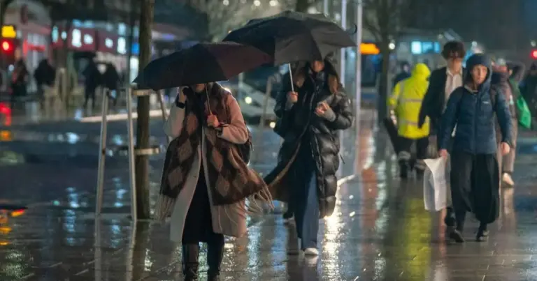 Τα έντονα καιρικά φαινόμενα της κακοκαιρίας Erminio, που περιλαμβάνουν σφοδρές βροχοπτώσεις και θυελλώδεις ανέμους, καθιστούν την αναστολή λειτουργίας των σχολείων ένα εξαιρετικά πιθανό σενάριο για πολλές περιοχές.