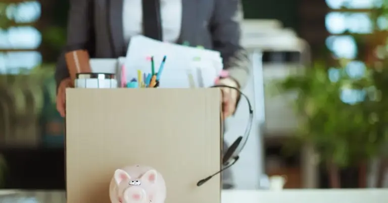 Η αποζημίωση απόλυσης υπολογίζεται με βάση τον τακτικό μισθό του τελευταίου μήνα υπό καθεστώς πλήρους απασχόλησης και τα έτη προϋπηρεσίας στον ίδιο εργοδότη, λαμβάνοντας υπόψη το «πάγωμα» που ίσχυσε για τις παλιές συμβάσεις και τις κλίμακες που ορίζει η ισχύουσα νομοθεσία. Αν αναρωτιέστε πόσα χρήματα δικαιούστε σε περίπτωση καταγγελίας της σύμβασής σας σήμερα, η απάντηση κρύβεται στον συνδυασμό του χρόνου υπηρεσίας μέχρι το 2012 και των ετών που διανύσατε από τότε μέχρι σήμερα.