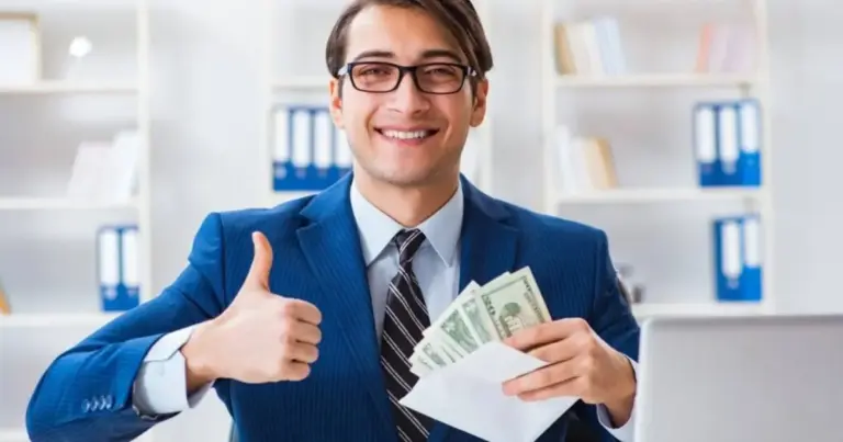 Η συζήτηση για τη νέα αύξηση δεν είναι απλώς μια θεωρητική προσέγγιση. Αποτελεί μέρος ενός ευρύτερου οδικού χάρτη που στοχεύει ο κατώτατος μισθός να φτάσει τα 950 ευρώ μέχρι το 2027.