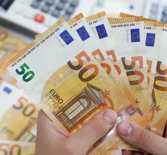 Ο νέος κατώτατος μισθός διαμορφώνεται στα 920 ευρώ μεικτά, σύμφωνα με την εισήγηση της αρμόδιας Επιστημονικής Επιτροπής και τις επίσημες ανακοινώσεις της Υπουργού Εργασίας, Νίκης Κεραμέως, και εφαρμόζεται άμεσα τόσο στον ιδιωτικό τομέα όσο και στο δημόσιο. Πρόκειται για την 6η κατά σειρά αύξηση από το 2019, με σωρευτική πρόοδο 41,5%.