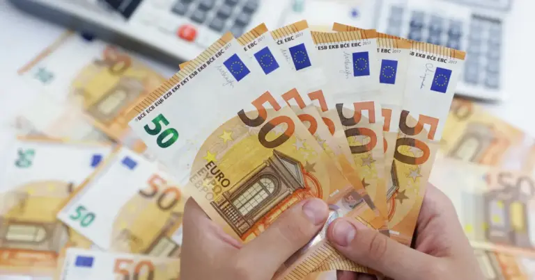 Ο νέος κατώτατος μισθός διαμορφώνεται στα 920 ευρώ μεικτά, σύμφωνα με την εισήγηση της αρμόδιας Επιστημονικής Επιτροπής και τις επίσημες ανακοινώσεις της Υπουργού Εργασίας, Νίκης Κεραμέως, και εφαρμόζεται άμεσα τόσο στον ιδιωτικό τομέα όσο και στο δημόσιο. Πρόκειται για την 6η κατά σειρά αύξηση από το 2019, με σωρευτική πρόοδο 41,5%.