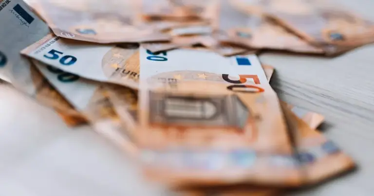 Η νέα αύξηση στον κατώτατο μισθό τίθεται σε εφαρμογή από αύριο, 1η Απριλίου 2026, ανεβάζοντας τις βασικές αποδοχές στον ιδιωτικό τομέα στα 920 ευρώ μεικτά, μια εξέλιξη που επηρεάζει άμεσα περίπου 700.000 εργαζόμενους αλλά και το ύψος των επιδομάτων της ΔΥΠΑ. Αν αμείβεστε με τον βασικό μισθό, η σημερινή ημέρα, 31 Μαρτίου, είναι η τελευταία πριν την επίσημη αναπροσαρμογή των λογιστηρίων, καθώς η μεταβολή από τα 880 ευρώ στα 920 ευρώ είναι πλέον οριστική με τη σχετική υπουργική απόφαση. Αυτή η «ένεση» 40 ευρώ στον μεικτό μισθό αποτελεί το επόμενο βήμα στην εθνική στρατηγική για την ενίσχυση του εισοδήματος, συμπαρασύροντας ταυτόχρονα τριετίες, δώρα και επιδόματα, διαμορφώνοντας ένα νέο τοπίο στην αγορά εργασίας.
