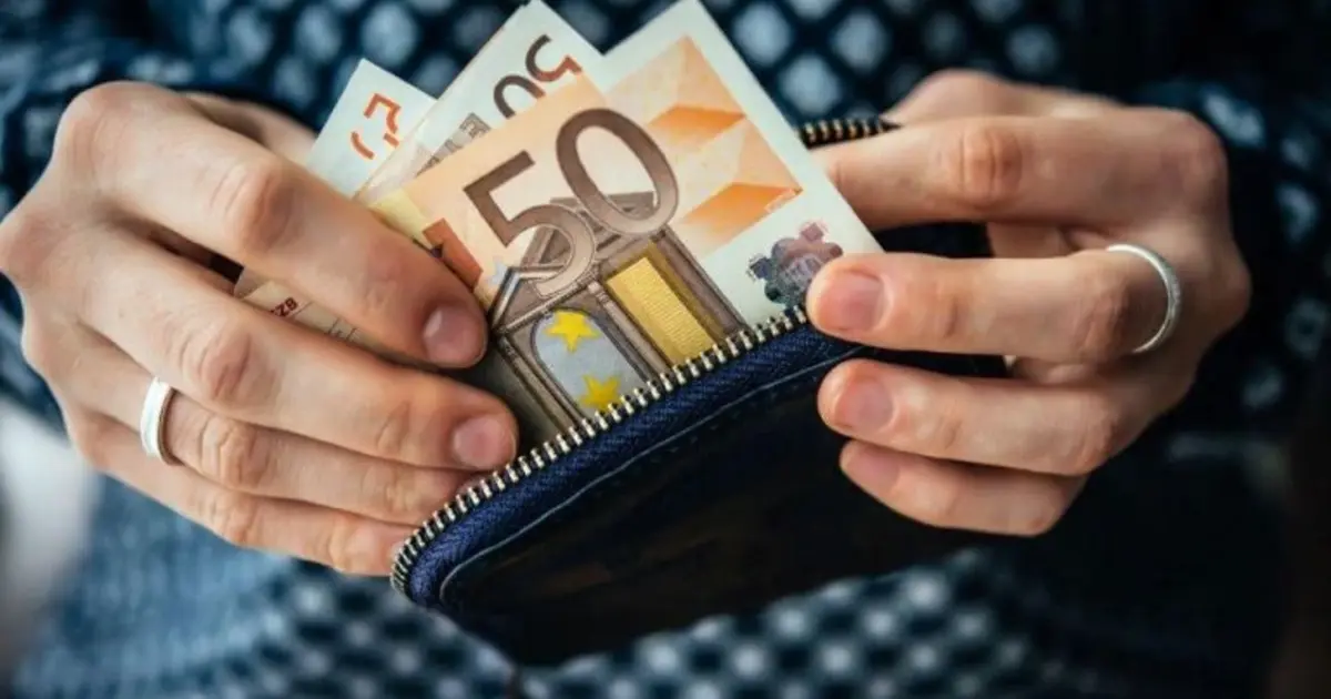 Η νέα αύξηση στον κατώτατο μισθό είναι πλέον επίσημη και τίθεται σε ισχύ από την 1η Απριλίου 2026, ανεβάζοντας τις βασικές αποδοχές στα 920 ευρώ μικτά. Η εξέλιξη αυτή αποτελεί ένα κομβικό σημείο για την αγορά εργασίας, καθώς δεν επηρεάζει μόνο τους αμειβόμενους με τα κατώτατα όρια, αλλά συμπαρασύρει μια σειρά από επιδόματα, τριετίες και παροχές που συνδέονται άρρηκτα με τον βασικό μισθό, ενισχύοντας το διαθέσιμο εισόδημα εκατοντάδων χιλιάδων εργαζομένων.