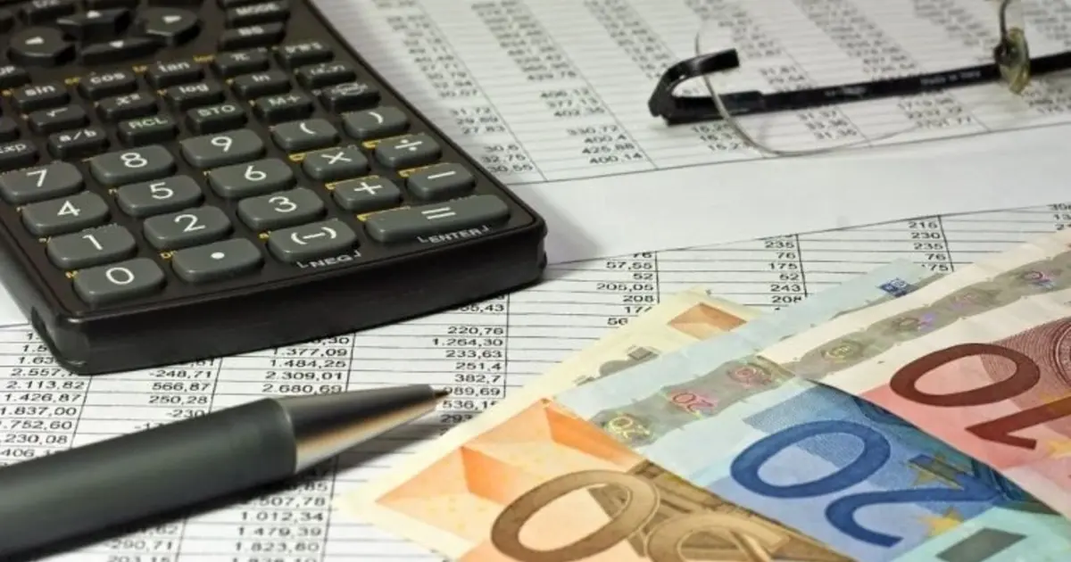Πότε ακριβώς ο κατώτατος μισθός θα αγγίξει τα 950 ευρώ και ποιες είναι οι ενδιάμεσες αυξήσεις που θα δούμε στους λογαριασμούς μας μέχρι τότε;