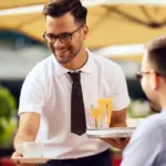 Από την 1η Απριλίου 2026, οι βασικοί μισθοί στον επισιτισμό διαμορφώνονται σε επίπεδα σαφώς υψηλότερα από τον γενικό κατώτατο μισθό.