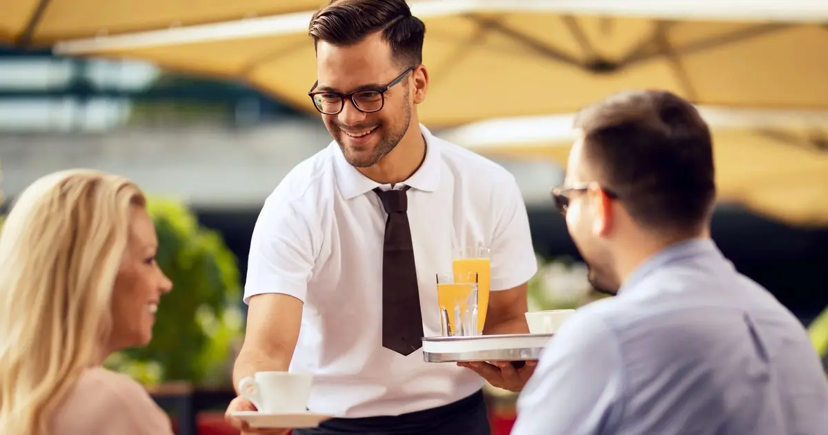 Από την 1η Απριλίου 2026, οι βασικοί μισθοί στον επισιτισμό διαμορφώνονται σε επίπεδα σαφώς υψηλότερα από τον γενικό κατώτατο μισθό.