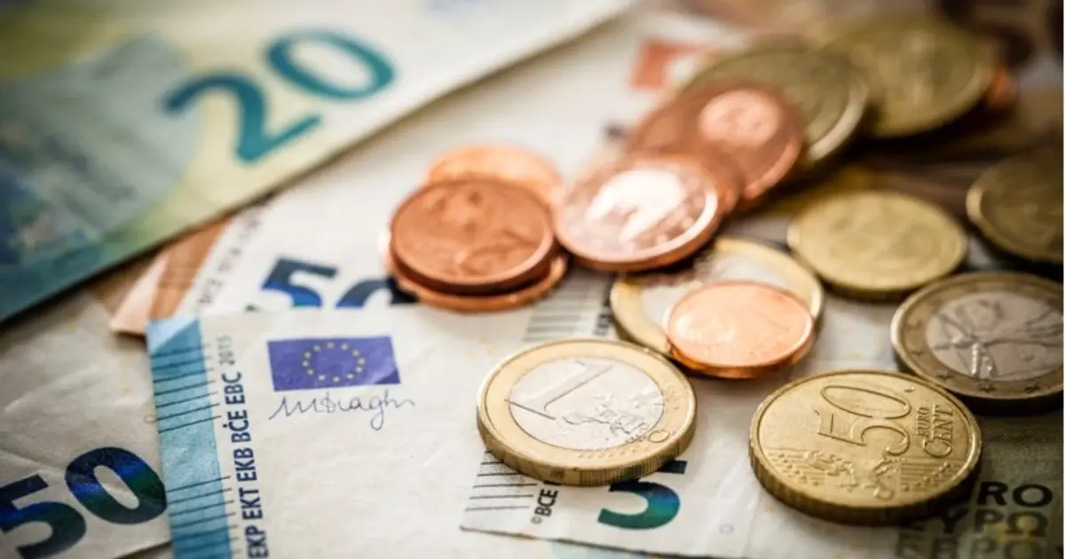 Οι πληρωμές των επιδομάτων της ΔΥΠΑ και η καταβολή του Δώρου Πάσχα για τους δικαιούχους ανέργους επισπεύδονται λόγω της αργίας της 25ης Μαρτίου. Αν αναρωτιέστε πότε θα δείτε τα χρήματα στον λογαριασμό σας, η απάντηση είναι πως η διαδικασία ξεκινά νωρίτερα από το σύνηθες, με στόχο την τόνωση της αγοράς και τη διευκόλυνση των νοικοκυριών πριν από την εθνική επέτειο.