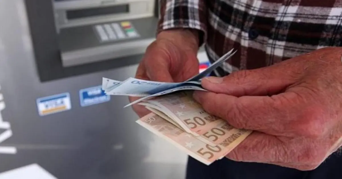 ι πληρωμές για τις συντάξεις Απριλίου 2026 ξεκινούν νωρίτερα λόγω της εθνικής εορτής της 25ης Μαρτίου, με τους πρώτους δικαιούχους να βλέπουν τα χρήματα στους λογαριασμούς τους ήδη από το απόγευμα της Παρασκευής 20 Μαρτίου.