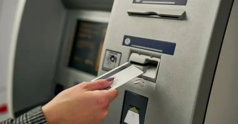 Αν αναρωτιέστε πότε ακριβώς θα δείτε το ποσό της σύνταξης Απριλίου στον λογαριασμό σας, η απάντηση βρίσκεται στη σημερινή ημέρα, Παρασκευή 27 Μαρτίου 2026, καθώς ολοκληρώνεται ο δεύτερος και βασικότερος κύκλος πληρωμών από τον e-ΕΦΚΑ. Λόγω της εθνικής επετείου της 25ης Μαρτίου που προηγήθηκε μεσοβδόμαδα, το χρονοδιάγραμμα συμπτύχθηκε, με αποτέλεσμα σήμερα να πηγαίνουν «ταμείο» οι περισσότεροι συνταξιούχοι της χώρας, συμπεριλαμβανομένων εκείνων του Δημοσίου και του ΙΚΑ.