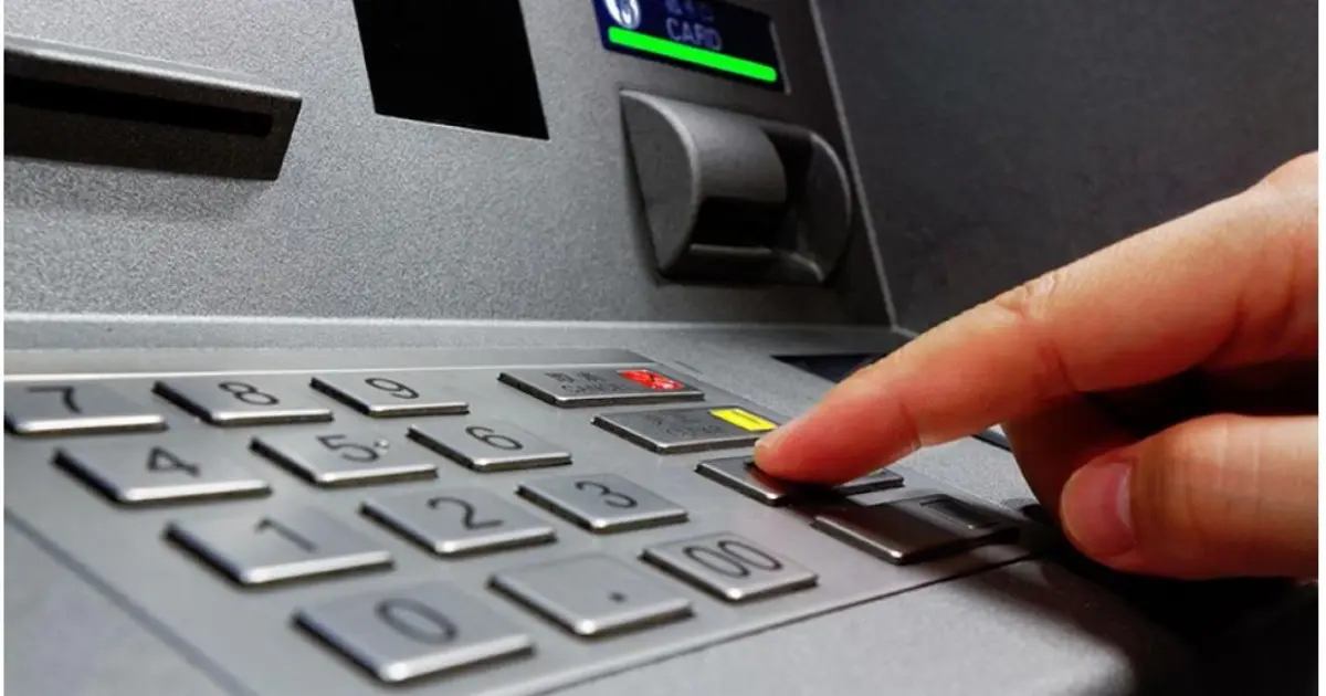 Η αύξηση του κατώτατου μισθού φέρνει άμεσα αλλαγές σε μια σειρά από επιδόματα της ΔΥΠΑ (πρώην ΟΑΕΔ), με το επίδομα ανεργίας να βρίσκεται στην κορυφή της λίστας των αναπροσαρμογών. Από τον επόμενο μήνα, χιλιάδες δικαιούχοι θα δουν το ποσό που πιστώνεται στους λογαριασμούς τους να αυξάνεται, καθώς η βάση υπολογισμού τους είναι άρρηκτα συνδεδεμένη με τις κατώτατες αποδοχές στον ιδιωτικό τομέα.