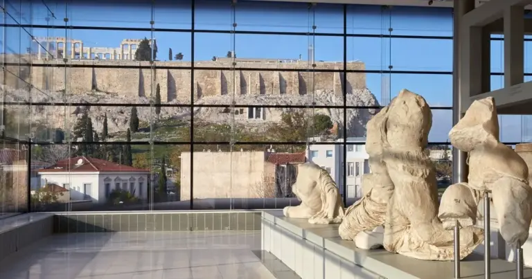 Η νέα προκήρυξη για τους φύλακες μουσείων και αρχαιολογικών χώρων αναμένεται να εκδοθεί εντός των επόμενων εβδομάδων, καθώς το Υπουργείο Πολιτισμού έχει ήδη δρομολογήσει τις διαδικασίες για την κάλυψη των εποχικών αναγκών της θερινής περιόδου 2026. Οι πληροφορίες αναφέρουν ότι ο προγραμματισμός αφορά εκατοντάδες θέσεις εργασίας σε όλη την επικράτεια, προκειμένου να διασφαλιστεί η εύρυθμη λειτουργία των αρχαιολογικών χώρων και των μουσείων ενόψει της αυξημένης τουριστικής κίνησης που ξεκινά παραδοσιακά την άνοιξη.